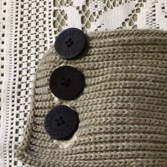 UGG knitted boots with 3 wooden buttons, cream/tan with grey heel - Picture 3 of 16